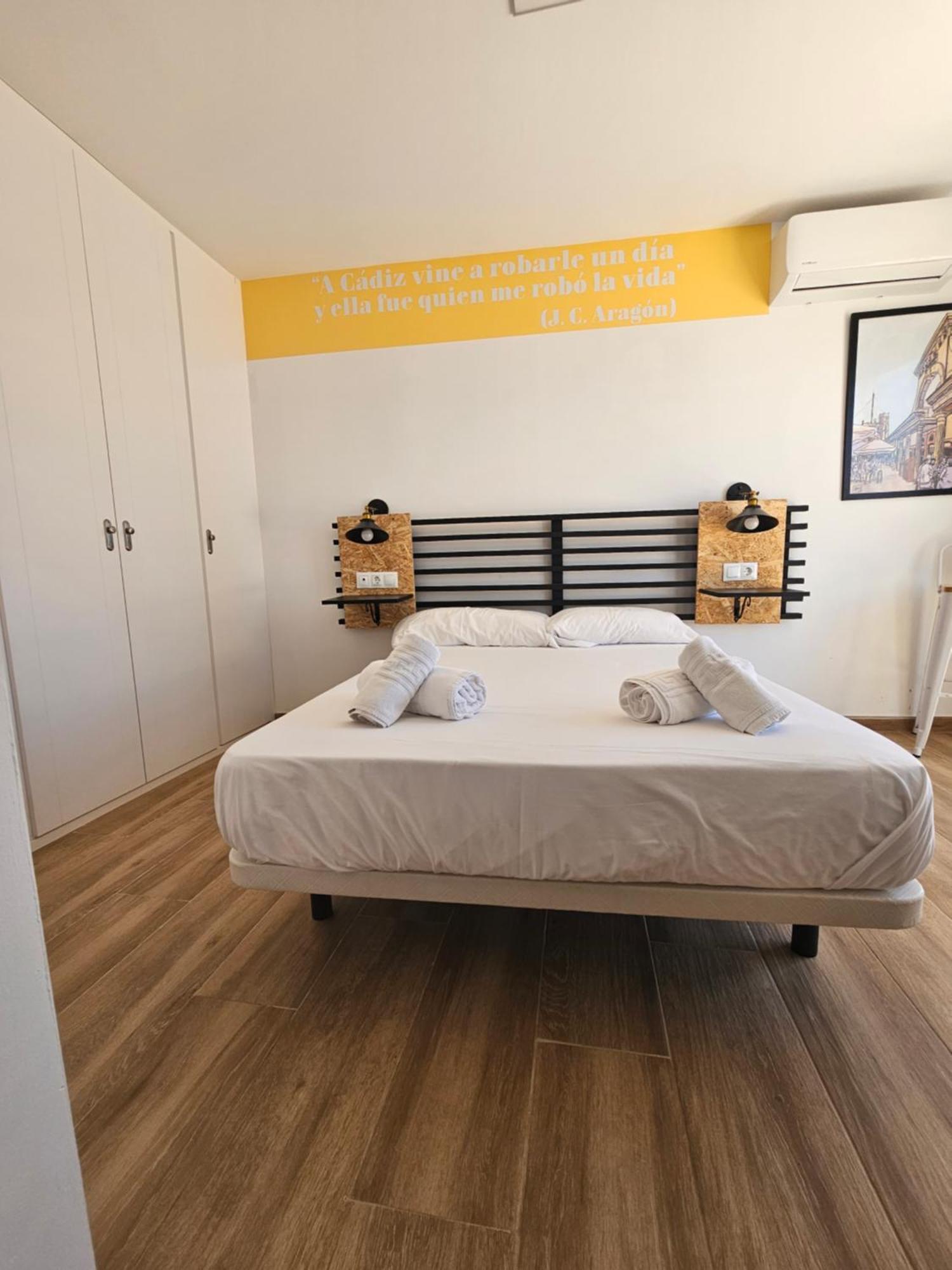 Apartamentos Plaza Santo Domingo Кадис Экстерьер фото